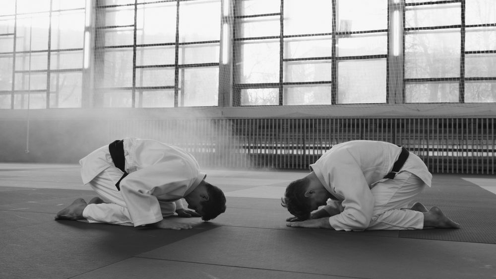 Zwei Judoka verbeugen sich vor dem Training, Schwarz-Weiß-Aufnahme